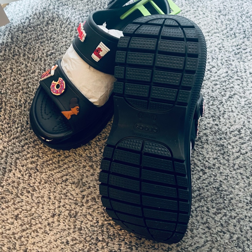 Crocs platform sandal. - Picture 2 of 3